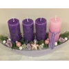 Hagyományos lila-rózsaszín adventi asztaldísz