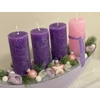 Hagyományos lila-rózsaszín adventi asztaldísz