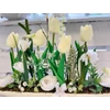 Keskeny csónak tulipános asztaldísz