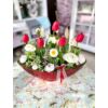 Piros csónaktál tulipános tavaszi asztaldísz