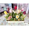 Színkavalkád tulipános tavaszi asztaldísz