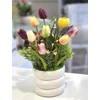 Különleges kaspós színes tulipános tavaszi asztaldísz