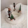 Fehér szörmés adventi koszorú világítós házikóval
