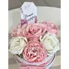 Fehér-rózsaszín virágbox nőnapi ajándék