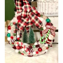 Fehér, piros, és zöld termésekkel, csillogó bogyókkal, üveggömbökkel, Mikulással, fából készült cukorkákkal, és led világítással díszített ajtódísz-Karácsonyi ajtódíszek-alomkertem