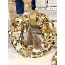 Szalma alap díszítve csillogó termésekkel, bogyókkal, Diótörő figurával, fenyőfákkal, csillogó masnival-Karácsonyi ajtódíszek-alomkertem
