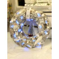 Koszorú alap díszítve termésekkel, csillogó bogyókkal, Diótörő figurával,  ezüst fenyővel, Boldog Karácsonyt képkerettel, fehér tobozzal, ezüst masnival, LED világítással-Karácsonyi ajtódíszek-alomkertem