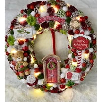 Szalma alap díszítve termésekkel, csillogó bogyókkal, Mackóval, ajtóval, gipsz karácsonyi figurákkal, Boldog Karácsonyt fa táblával, led világítással-Karácsonyi ajtódíszek-alomkertem