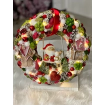 Szalma alap díszítve termésekkel, csillogó bogyókkal, üveggömbökkel, házikókkal, fenyőfákkal, Mikulás rénszarvassal figurával, led világítással-Karácsonyi ajtódíszek-alomkertem