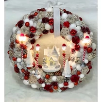 Szalma alap díszítve termésekkel, csillogó bogyókkal, Mikulás sapkás lámpásokkal, világító házikóval-Karácsonyi ajtódíszek-alomkertem