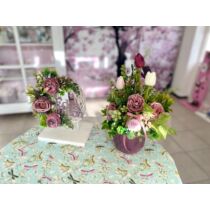 Vessző  alap díszítve minőségi selyemvirágokkal, zöldekkel, hozzá illő asztaldísszel-virágdekorációs szettek-álom kertem