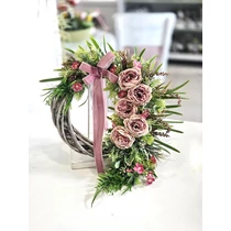 Szalma alap ágakkal borítva díszítve minőségi poli tulipánokkal, selyemvirágokkal, tavaszi virágokkal, zöldekkel-ajtódíszek-álom kertem