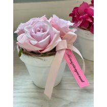 Fehér agyagkaspó díszítve minőségi selyemrózsákkal, válaszható felirattal, rózsaszín masnival-anyák napi ajándékok-álom kertem