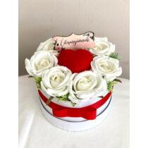 Fehér papírdoboz díszítve fehér minőségi selyemvirágokkal, piros gipsz szívvel, piros masnival-virágboxok-álom kertem