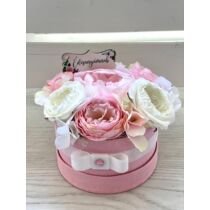 Rózsaszín bordázott papírdoboz díszítve rózsaszín és fehér minőségi selyemvirágokkal, fehér bársonymasnival, választható anyák napi fa táblával-anyák napi ajándékok-álom kertem