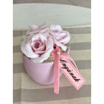 Rózsaszín kerámia kaspó díszítve minőségi selyemrózsákkal, bársonyszalaggal, anyák napi felirattal-anyák napi ajándékok-álom kertem