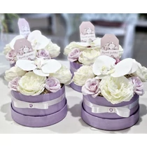 Lila papírdoboz díszítve minőségi, élethű selyemvirágokkal, gumi orchideával, Anyák napi táblával--anyák napi ajándékok-álom kertem