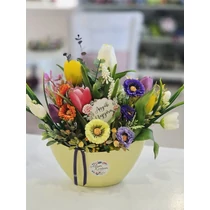 Citromsárga műanyag csónaktál díszítve minőségi, élethű prémium gumi tulipánokkal, tavaszi virágokkal, zöldekkel-anyák napi ajándékok-álom kertem