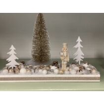 Fehér fa láda pezsgő színű szalaggal, díszítve pezsgő-fehér termésekkel, bogyókkal, Diótörő figurával, fenyőfával,  meleg fényű rejtett led szalaggal-karácsonyi dekoráció-álom ker