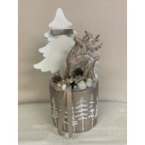 Pezsgő kaspó fehér fenyőfákkal díszítve fa fenyőkkel, pezsgő színű csillogó szarvassal, termésekkel-karácsonyi dekoráció-álom ker