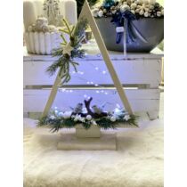 Fehér fa háromszög díszítve minőségi műfenyő ágakkal, kerámia madárkákkal, fehér bogyókkal, csillagokkal, led világítással-Karácsonyi asztaldíszek, adventi koszorúk-álom kertem