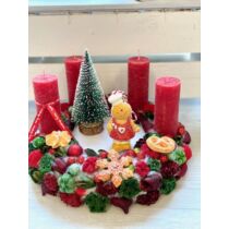Koszorúalap díszítve piros gyertyákkal, termésekkel, kerámia mézikével, fenyőfával, gipsz sütikkel-Karácsonyi a