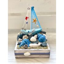 Fa láda díszítve hajóval, fehér és kék termésekkel, kék kerámia kagylókkal, tengerészcsíkos szalaggal-asztaldíszek-álom kertem