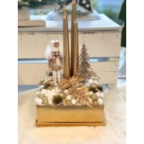 Fényes arany doboz díszítve fa Diótörő figurával, arany fenyőfával, fehér és arany csillogó bogyókkal, arany levelekkel-Karácsonyi asztaldíszek, ad