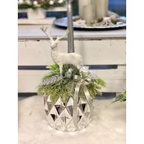 Elegáns fényes ezüst kaspó díszítve ezüst gyertyával, fehér szarvassal, minőségi mű fenyőágakkal, tujával, tobozokkal, bogyókkal, elegáns, ezüst szálas masnival-Karácsonyi asztaldíszek, ad