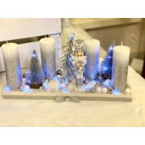 Fehér fa láda díszítve ezüstös gyertyákkal, fenyőfákkal, Diótörő figurával, LED világítással-Karácsonyi asztaldíszek, ad