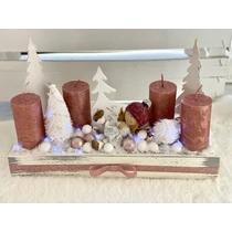 Fa láda díszítve rosegold gyertyákkal, fenyőfákkal, kerámia kislánnyal, rosegold üveg gömbökkel, bogyókkal, led világítással, csillogó szalaggal, masnival-Karácsonyi asztaldíszek, ad