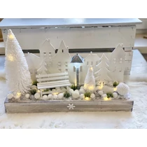 Fa láda díszítve fa házikókkal, fehér fa és műanyag havas fenyőkkel, paddal, üveg gömbökkel, szívvel, golyókkal, világítós kandeláberrel, amely hideg és meleg világítást is tud, és LED világítással-Karácsonyi asztaldíszek, adventi koszorúk-álom kertem