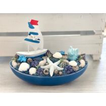 Kék kerámia csónak díszítve vitorlással, kerámia elefánttal, gipsz tengeri csillaggal, kagylókkal, termésekkel, zöldekkel-asztaldíszek-álom ke