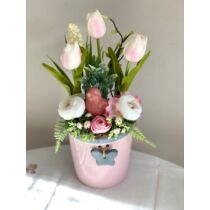 Rózsaszín lepkés kaspó díszítve élethű, gumi tulipánokkal, minőségi selyemvirágokkal, zöldekkel, kerámia madárkával-asztaldísz-álom kertem