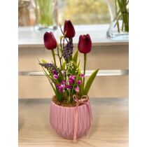 Mályva különleges kerámia kaspó díszítve élethű gumi tulipánokkal, tavaszi virágokkal-asztaldísz-álom kertem