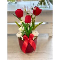 Piros kerámia kaspó díszítve élethű gumi tulipánokkal, tavaszi virágokkal, piros masnival-asztaldísz-álom kertem