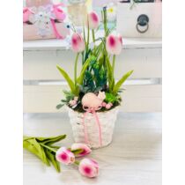 Fehér kosár díszítve minőségi, élethű gumi tulipánokkal, tavaszi virágokkal, zöldekkel, kerámia csigával-asztaldísz-álom kertem