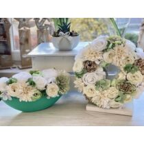 Fehér és zöld minőségi selyemvirágokkal díszített asztaldísz, hozzá illő ajtódísszel-virágdekorációs szettek-álom kertem
