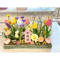Zöld fa láda díszítve élethű gumi tulipánokkal, tavaszi virágokkal, fa házikóval-asztaldísz-álom kertem
