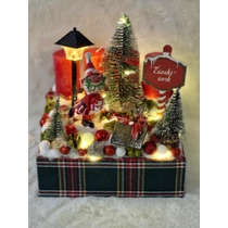 Kockás fa láda díszítve termésekkel, csillogó bogyókkal, manóval, fenyőfákkal, ajándékkal, Északi sark táblával, led világítással-Karácsonyi asztaldíszek, ad