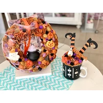Szalma alap díszítve termésekkel, gipsz figurákkal, üsttel, Halloween felirattal, pókhálóval, led világítással, hozzá illő asztaldísszel-virágdekorációs szettek-álom kertem