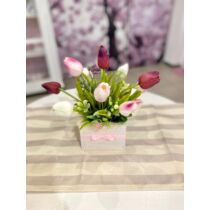 Fa kocka díszítve minőségi, élethű tulipánokkal, zöldekkel, masnival-asztaldíszek-álom kertem