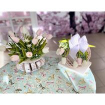 Rózsaszín vessző alap díszítve minőségi, élethű gumi tulipánokkal, zöldekkel, nagy csipkés masnival, hozzá illő asztaldísszel-virágdekorációs szettek-álom kertem