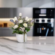 Fehér kerámia kaspó díszítve minőségi, élethű gumi tulipánokkal, selyemvirágokkal, zöldekkel, kerámia csigával, masnival-asztaldíszek-álom kertem