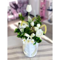 Fehér magas kaspó díszítve minőségi, élethű gumitulipánnal, tavaszi virágokkal, zöldekkel, masnival-asztaldíszek-álom kertem