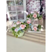 Vessző  alap díszítve minőségi selyemvirágokkal, zöldekkel, hozzá illő asztaldísszel-virágdekorációs szettek-álom kertem