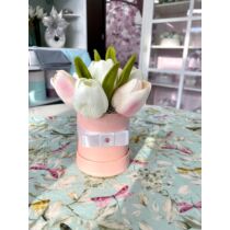Rózsaszín henger doboz díszítve minőségi, élethű polifoam tulipánokkal-asztaldíszek-álom ke
