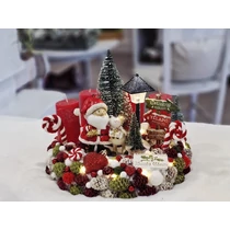 Fa láda díszítve gyertyákkal, világító lámpásokkal, házikóval, libikókázó gyerekekkel, kutyás lakókocsival, fenyőfákkal-Karácsonyi asztaldíszek, adventi koszorú