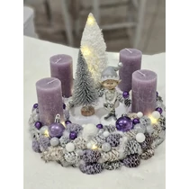 Szalma alap díszítve lila, fehér, ezüst termésekkel, csillogó bogyókkal, fenyőfákkal, manófigurával, led világítással, lila gyertyákkal-Karácsonyi asztaldíszek, adventi koszorúk-álom kertem