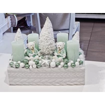 Fehér puha anyaggal befont faláda díszítve menta gyertyákkal, mackó testvérekkel, fehér fenyőfákkal, csillogó bogyókkal, led fénnyel-Karácsonyi asztaldíszek, adventi koszorúk-álom kertem